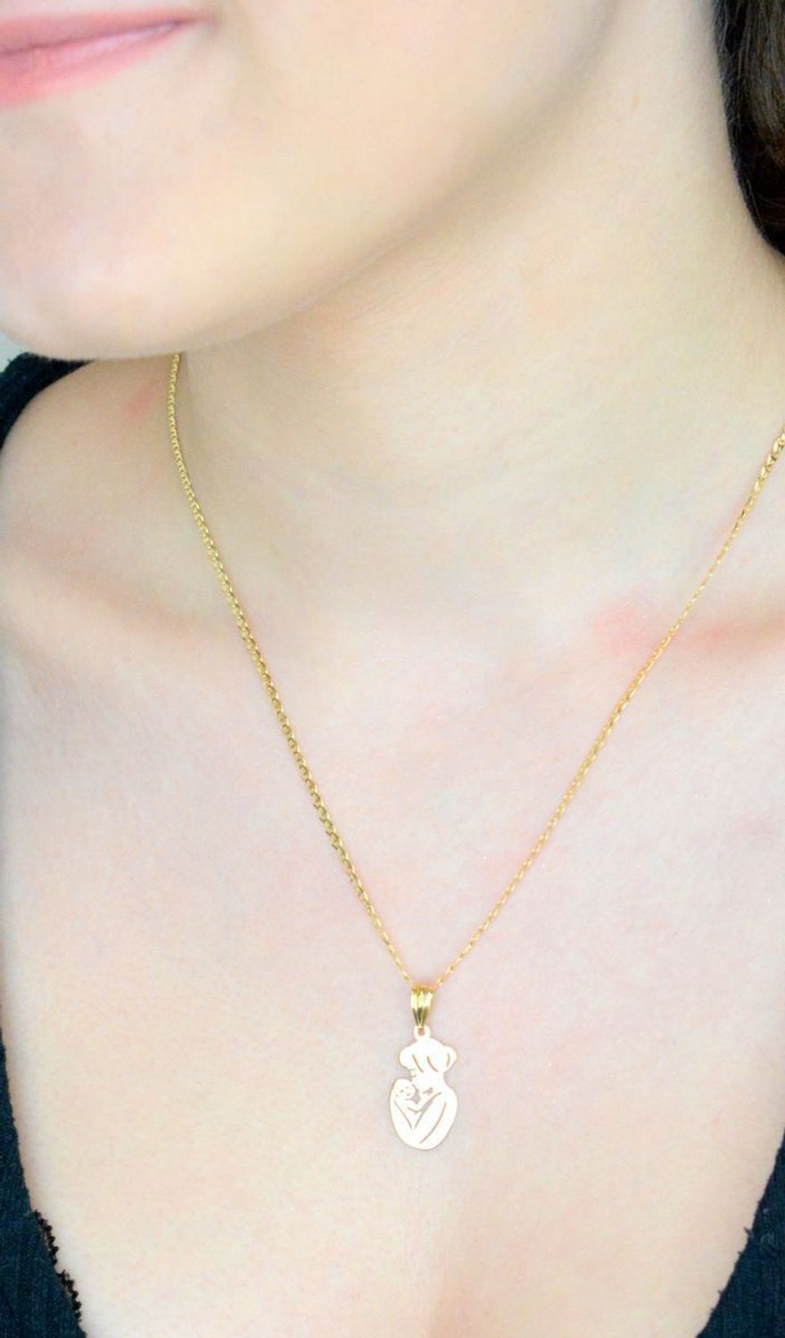 Zawieszka złota Mama z dzieckiem, próba 585 ZA 7421 585, dla mamy. Zawieszka przedstawiająca kobietę z dzieckiem będzie wspaniałym podarunkiem dla przyszłej mamy, z okazji Dnia Matki.1.jpg